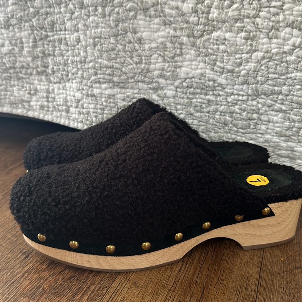 J Crew Faux Fur Sherpa Black Wooden Clogs Shoes Women Size 7 - Picture 2 of 5